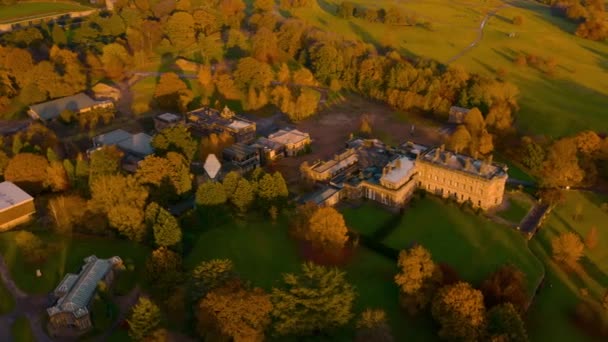 Imágenes aéreas Atardecer de otoño en Bretton Hall, una hermosa casa de campo georgiana — Vídeos de Stock