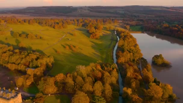 Flod som reflekterar solnedgången över den engelska landsbygden på landsbygden - Flygbilder, höst — Stockvideo