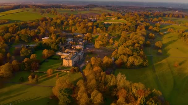 Imágenes aéreas Atardecer de otoño en Bretton Hall, una hermosa casa de campo georgiana — Vídeo de stock