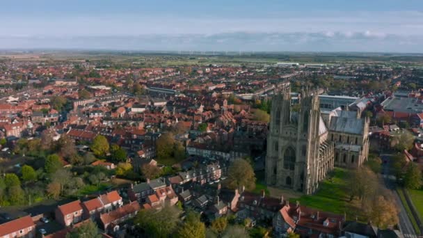 Beverley Minster εναέρια drone πλάνα γυρίστηκε νωρίς το πρωί του Νοεμβρίου 2019 κοιτάζοντας το μπροστινό μέρος της μεγάλης γοτθικής εκκλησίας — Αρχείο Βίντεο