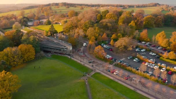 Pôr do sol imagens aéreas de Yorkshire Sculpture Park ao ar livre Galeria salão principal — Vídeo de Stock