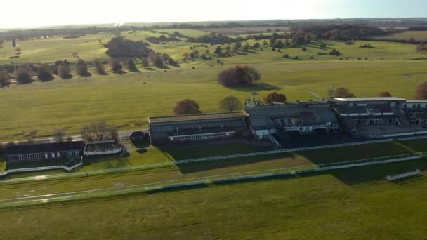 Pan wokół Beverley Racecourse Nagranie lotnicze - Sunrise Winter 2019. hrabstwo Yorkshire — Wideo stockowe