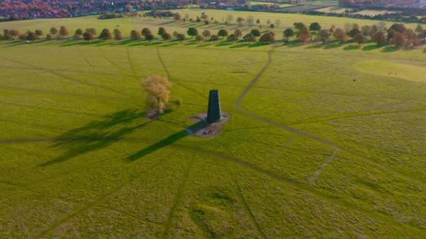 El famoso Beverley Black Mill. Imágenes aéreas de aviones no tripulados volando alrededor del antiguo molino de viento famoso que se encuentra en Beverley Westwood, East Yorkshire, Reino Unido — Vídeo de stock