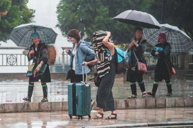 Sapa, Vietnam - 13 Ekim 2019: Yoldan geçen turistlere turlar satan Kuzey Vietnam 'daki küçük bir dağ kasabasının yerlisi