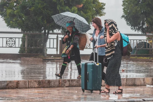 Sapa, Vietnam - 13 oktober 2019: Lokal kvinna i den lilla bergsstaden i Nordvietnam som säljer turer till passerande turister — Stockfoto