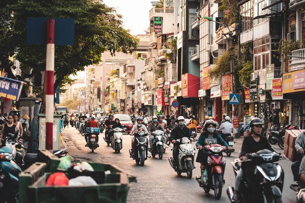 Hanoi, Vietnam - 18 de octubre de 2019: Ocupado tráfico al atardecer en Hanoi - Capital de Vietnam en otoño —  Fotos de Stock