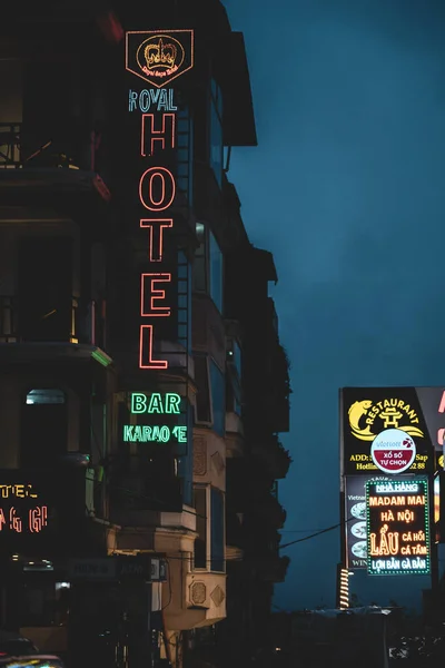 Sapa, Vietnam - 13 oktober 2019: Neon-borden op hotels en restaurants in Sapa, het kleine bergstadje in Noord-Vietnam — Stockfoto