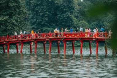Hanoi, Vietnam - 12 Ekim 2019: Hanoi 'deki Hoan Kiem Gölü üzerindeki parlak Kırmızı Huc Köprüsü