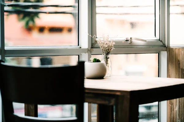 stock image Coffee table next to a bright window with a relaxing and tranquil atmosphere for customers to enjoy coffee and food