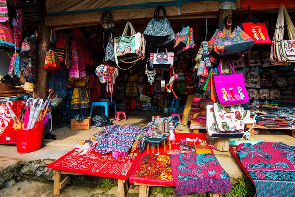 Sapa, Vietnam - 14 de octubre de 2019: Regalos y recuerdos para la venta en tiendas salpicadas a lo largo de una pequeña calle estrecha desde Cat Cat Village hasta Sapa en Vietnam —  Fotos de Stock