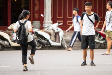 Hanoi, Vietnam - 12 Ekim 2019: Çocuklar hafta sonu Hanoi 'de jianzi oynuyor
