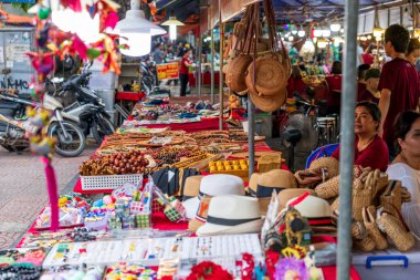 Hanoi, Vietnam - 12 Ekim 2019: Başkent Hanoi, Vietnam 'da bulunan pazarda turistler için el yapımı hediyeler satıldı