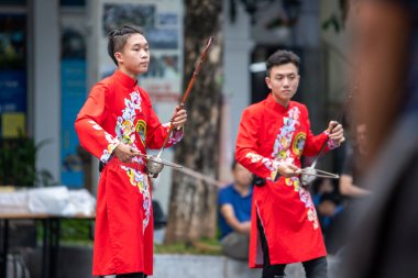 Hanoi, Vietnam - 11 Ekim 2019: Hafta sonları trafiğin kapandığı Hoan Kiem Gölü 'nün yanındaki sokakta turistlere canlı performans gösterenler