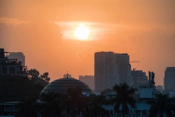 2019年10月在河内市日落时的景观轮廓- -展示了亚洲城市正在进行的建设 — 图库照片