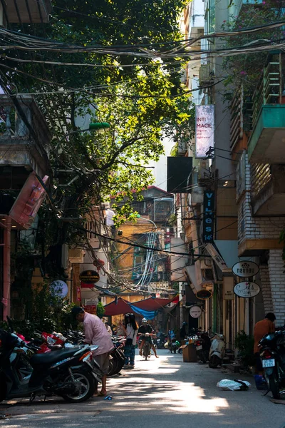 Hanoi, Vietnam - 18 de octubre de 2019: Una de las muchas calles estrechas y concurridas que se encuentran en la capital, llena de tráfico y peatones — Foto de Stock