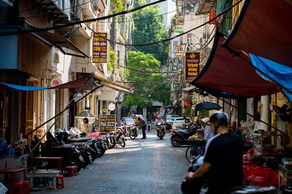 Hanoi, Vietnam - 18 de octubre de 2019: Una de las muchas calles estrechas y concurridas que se encuentran en la capital, llena de tráfico y peatones —  Fotos de Stock