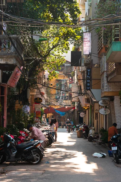 Hanoi, Vietnam - 18 de octubre de 2019: Una de las muchas calles estrechas y concurridas que se encuentran en la capital, llena de tráfico y peatones — Foto de Stock
