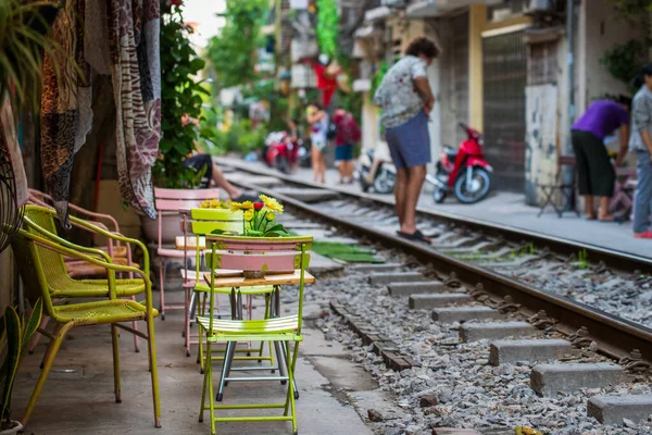 Tables et chaises installées à côté de la célèbre rue du train à Hanoi, prêtes pour le passage du prochain train — Photo