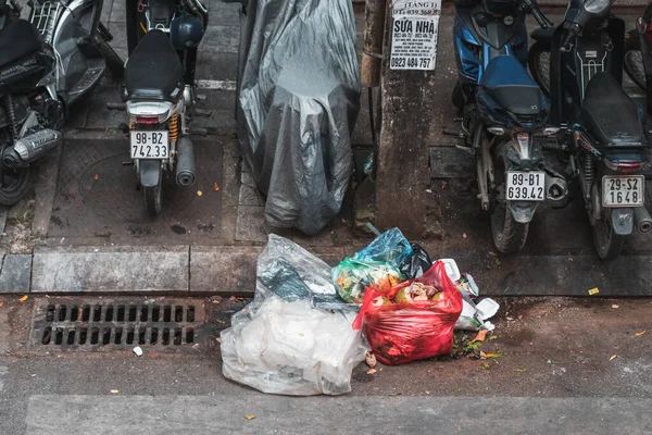 Hanoi, Vietnam - 12 de octubre de 2019: La basura y la basura dejadas en las calles abiertas por los animales y dejadas en ruinas en las calles — Foto de Stock
