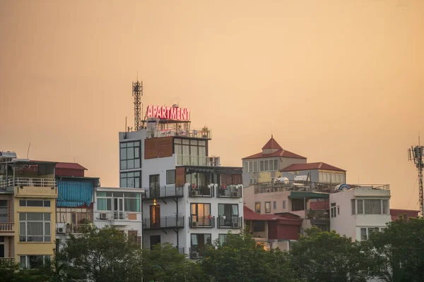 河内靠近湖畔的公寓，上面有一个大标牌，上面写着"公寓". — 图库照片