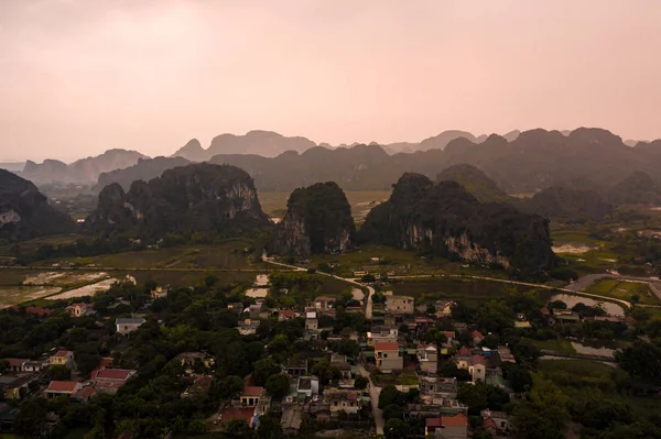 Letecký pohled na Tam Coc poblíž Ninh Binh při západu slunce v severním Vietnamu, Asie. — Stock fotografie