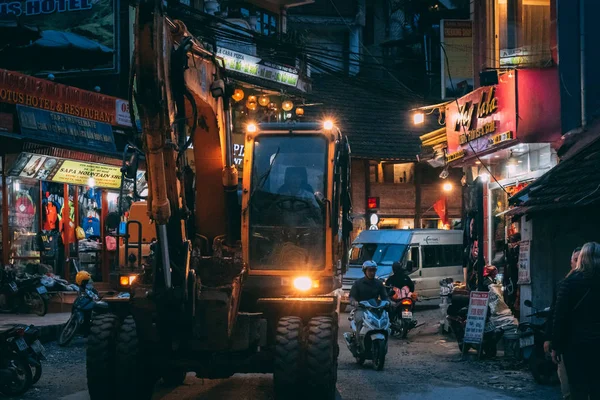 Sapa, Vietnam - 8 octobre 2019 : Les fouilleurs parcourent les rues étroites de Sapa pendant la nuit alors qu'ils agrandissent et développent la ville touristique — Photo