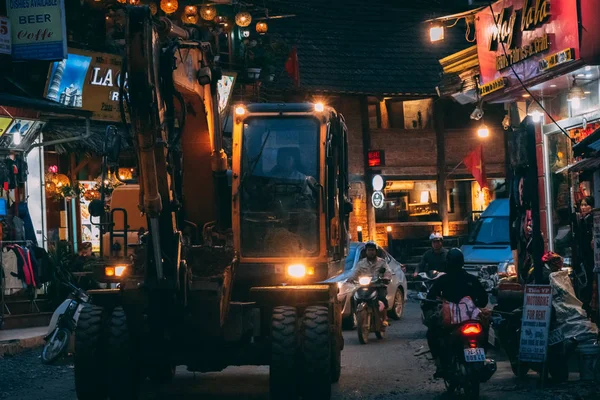 Sapa, Vietnam - 8 de octubre de 2019: Los excavadores viajan por las estrechas calles de Sapa durante la noche a medida que se expanden y desarrollan la ciudad turística —  Fotos de Stock