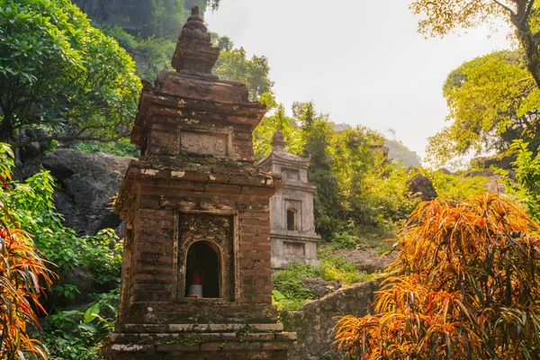 Ένα μικρό τούβλο Παγόδα στο Bich Ding στο Tam Coc, Βιετνάμ με τον ήλιο να λάμπει πίσω του κατά τη διάρκεια μιας όμορφης ανατολής — Φωτογραφία Αρχείου