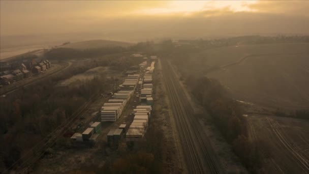 Kışın, Waverley 'in Rotherham, Uk' taki konutları yakınlarındaki tren rayları ve kargo üzerinde ılık ve portakallı güzel bir gün doğumu. — Stok video