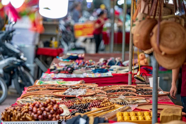 Başkent Hanoi, Vietnam 'da bulunan market tezgahlarında turistler için el yapımı hediyeler satılıyor.