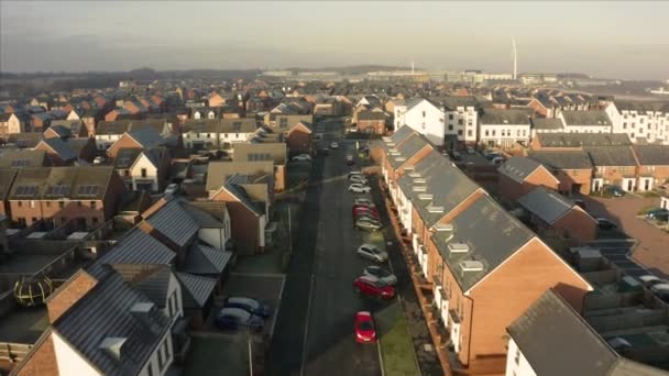 Filmagem aérea voando pela rua de novas casas construídas na propriedade residencial Waverley em Rotherham, South Yorkshire — Vídeo de Stock