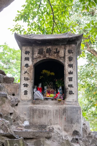 A shrine filled with gifts and offerings near the Jade Mountain temple in Hanoi, Vietnam — ストック写真