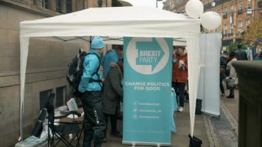 Sheffield, Uk - 30 Kasım 2019: Sağ görüşlü Brexit Partisi, Sheffield 'ın ortasında Noel pazarları sırasında halka broşür dağıttı.