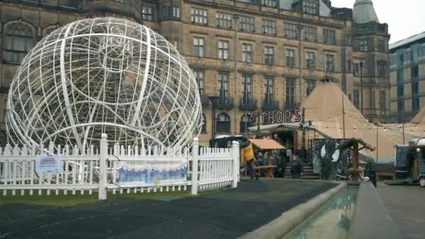 Sheffield, Reino Unido - 30 de novembro de 2019: Thors bar local monta uma tenda no meio de Sheffield City para os mercados de Natal para servir álcool aos turistas — Vídeo de Stock