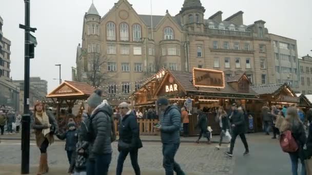 Sheffield, Reino Unido - 30 de novembro de 2019: os clientes se reúnem no mercado de Natal de Sheffield para saborear comida e bebida de férias e comprar presentes e presentes para entes queridos — Vídeo de Stock