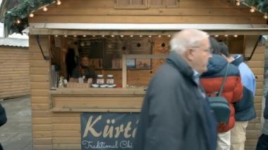 Sheffield, Uk - 30 Kasım 2019: Müşteriler tatil yemekleri ve içecekleri tatmak ve sevdiklerine hediyeler ve hediyeler almak için Sheffield Noel pazarına akın ediyorlar