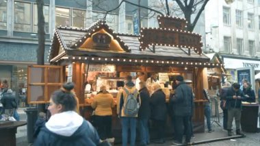 Sheffield, Uk - 30 Kasım 2019: Müşteriler tatil yemekleri ve içecekleri tatmak ve sevdiklerine hediyeler ve hediyeler almak için Sheffield Noel pazarına akın ediyorlar