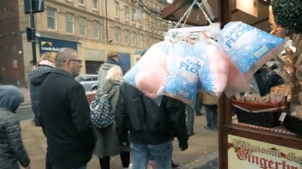 Sheffield, Reino Unido - 30 de novembro de 2019: os clientes se reúnem no mercado de Natal de Sheffield para saborear comida e bebida de férias e comprar presentes e presentes para entes queridos — Vídeo de Stock