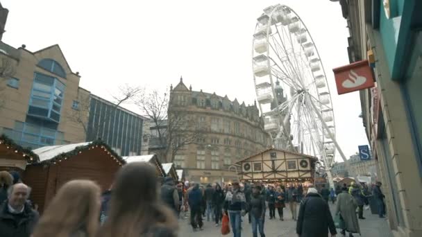 Sheffield, UK - 30. November 2019: Kunden strömen zum Sheffield Weihnachtsmarkt, um Festtagsspeisen und -getränke zu probieren und mit dem Riesenrad zu fahren — Stockvideo