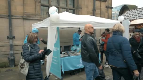 Sheffield, UK - 30 november 2019: De rechtse Brexit Party heeft tijdens de kerstmarkten een kraam opgezet en folders uitgedeeld aan het publiek in het midden van Sheffield — Stockvideo