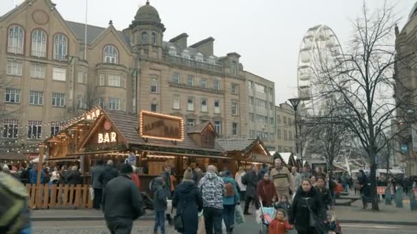 Sheffield, Uk - 30. listopadu 2019: Zákazníci se hrnou do Sheffieldu na vánočním trhu ochutnat sváteční jídlo a pití a jezdit na velkém ruském kole — Stock video