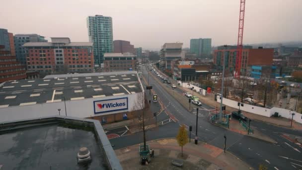 Sheffield, Regno Unito - 30 novembre 2019: Cranes costruisce nuovi edifici alti nel centro di Sheffield mentre nuovi investimenti in denaro affluiscono in città — Video Stock