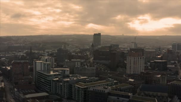 Vol aérien au-dessus de Sheffield City, Yorkshire du Sud, Royaume-Uni lors d'un magnifique lever de soleil d'hiver doré en décembre 2019 — Video
