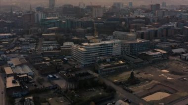 Sheffield, Uk - 1 Aralık 2019: Sheffield City, Güney Yorkshire, Uk üzerinde güzel bir altın kış gündoğumu sırasında uçuş