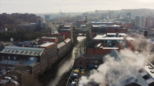 Sheffield, UK - 1. Dezember 2019: Beinahe-Misserfolg mit Vögeln, die bei frühmorgendlichem Sonnenaufgang eine Drohne über der Sheffield-Stadt umkreisen — Stockvideo