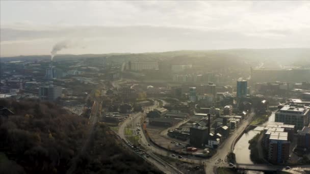 Kış gündoğumunda Sheffield City üzerinde uçan hava aracı Don Nehri 'ni ve gelişmekte olan şehirdeki gökdelenleri gösteriyor. — Stok video