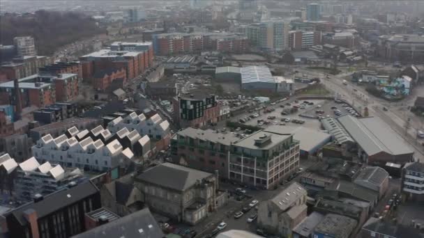 Sheffield, Reino Unido - 1 de dezembro de 2019: Voo aéreo sobre edifícios e carros de Sheffield City durante um nascer do sol de inverno, South Yorkshire — Vídeo de Stock