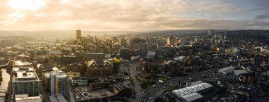 Sheffield, Uk - 1 Aralık 2019: Hava Panoramik manzarası Sheffield City üzerinde soğuk kış sabahı altın gün doğumuyla