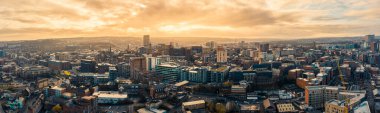 Sheffield, Uk - 1 Aralık 2019: Hava Panoramik manzarası Sheffield City üzerinde soğuk kış sabahı altın gün doğumuyla