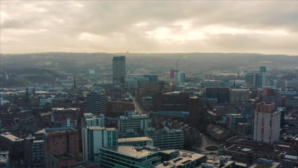 Images aériennes de Sheffield City, South Yorkshire, Royaume-Uni lors d'une matinée froide et glacée d'hiver en décembre alors que les marchés de Noël s'ouvrent — Video